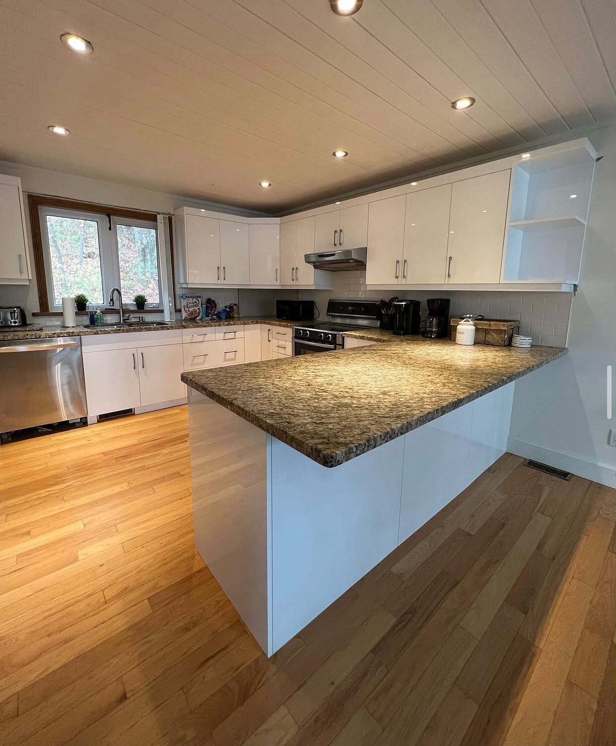White gloss kitchen after refacing